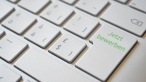 Aufforderung zum Bewerben auf eine Stelle. Zu sehen ist eine Computertastatur.