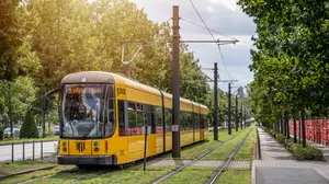 Foto von Straßenbahnschienen und Oberleitungen mit der Straßenbahn "3" nach "Wilder Mann".
