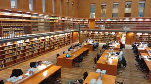 Großer Lesesaal der SLUB mit Blick auf die Bibliothek der Klassischen Philologie