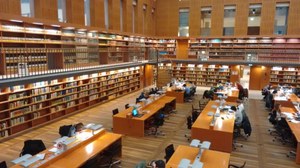 Großer Lesesaal der SLUB mit Blick auf die Bibliothek der Klassischen Philologie