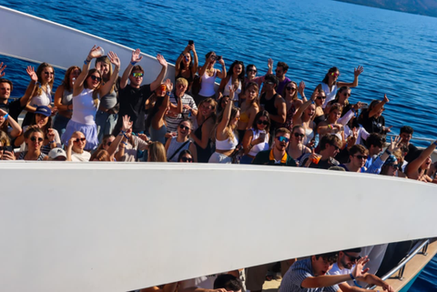 Partyboot mit jungen Menschen
