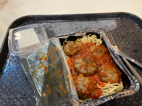 Mensaessen: Nudeln mit Hackfleischbällchen und Tomatensoße