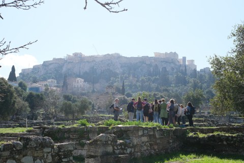 Reisegruppe vor der Akropolis
