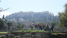 Reisegruppe vor der Akropolis