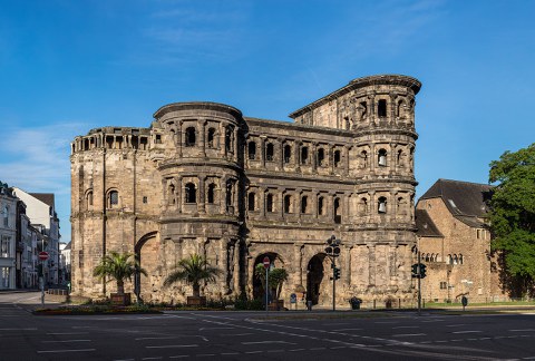 Das Foto zeigt die Porta Nigra.