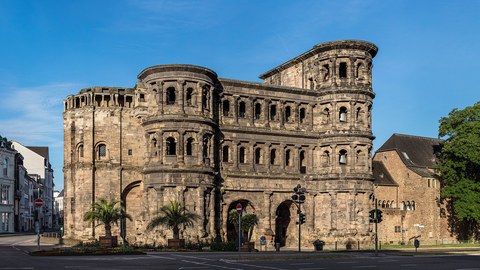 Das Foto zeigt die Porta Nigra.