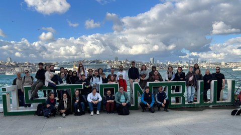 Das Foto zeigt die Exkursionsgruppe hinter dem Schriftzug „Istanbul“.