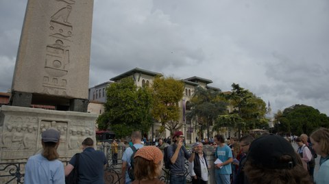Vortrag von H. Baumann vor dem Obelisk Theodosios’ I.