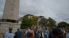Vortrag von H. Baumann vor dem Obelisk Theodosios’ I.