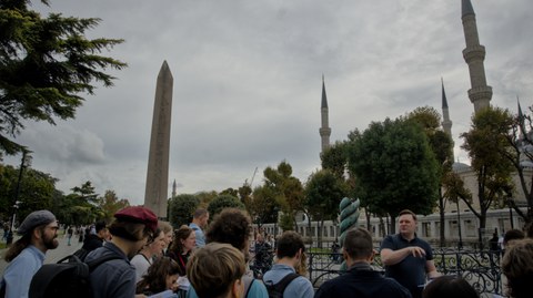 Vortrag von J. Coert vor der Schlangensäule, Obelisk und Sultan Ahmet-Moschee im Hintergrund