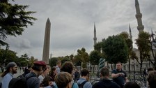 Vortrag von J. Coert vor der Schlangensäule, Obelisk und Sultan Ahmet-Moschee im Hintergrund