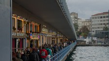 Exkursionsgruppe vor einem Restaurant auf der Galata-Brücke