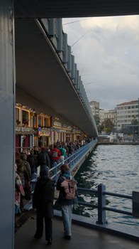 Exkursionsgruppe vor einem Restaurant auf der Galata-Brücke