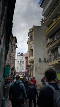 Exkursionsgruppe auf der Straße in der Nähe von dem Museum der Unschuld