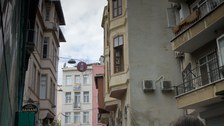 Exkursionsgruppe auf der Straße in der Nähe von dem Museum der Unschuld