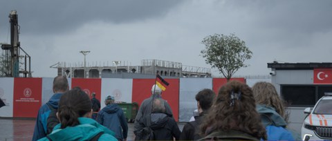 Tourguide Z. Erman mit deutscher Flagge