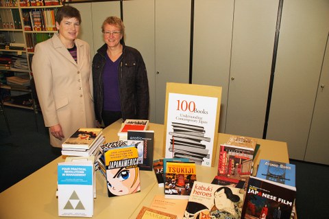 Dr. Dagmar Urbansky (SLUB) und Dr. Birgit Häse (OAZ)mit den gespendeten Büchern. 