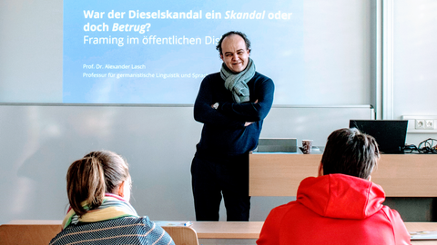 A. Lasch vor seiner Präsentation mit dem Titel "War der Dieselskandal ein Skandal oder doch Betrug?" anlässlich der Juniordoktor-Veranstaltung am 13.02.2020