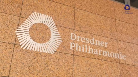 Foto der Fassade der Dresdner Philharmonie mit ihrem Logo. 