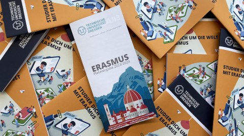 ERASMUS-Flyer und -Broschüren auf einem Tisch
