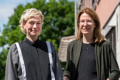 Bild der Gleichstellungsbeautragten der Fakultät SLK Anna-Maria De Desare Greenwald (rechts) und der stellvertretenden Gleichstellungsbeauftragten Berit Weingart (links)