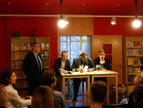 Foto 1 anlässlich der Autorenlesung und Diskussion mit Gary Victor (Haïti) am 05.04.2017 im Literaturhaus Villa Augustin Dresden.
