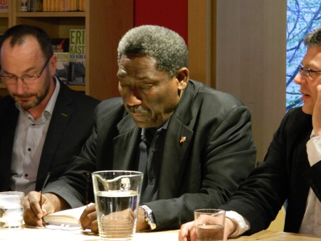 Foto 2 anlässlich der Autorenlesung und Diskussion mit Gary Victor (Haïti) am 05.04.2017 im Literaturhaus Villa Augustin Dresden.