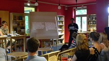 Foto 10 anlässlich der Lesung "La migration des murs - Die Wanderung der Mauern. Französischsprachige Lyrik aus Haïti und Québec" mit den Autoren James Noël (Haïti) und Hector Ruiz (Québec) am 20.06.2018 im Literaturhaus Villa Augustin Dresden.