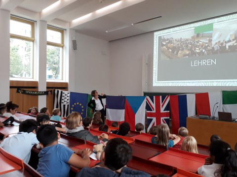 Prof. Dr. Roswitha Böhm erklärt, was eine Universität ist