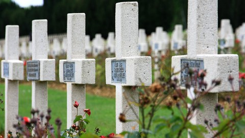 Das Foto zeigt Reihen von Steinkreuzen für die Gefallenen des Ersten Weltkriegs.