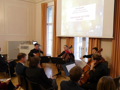 Das Foto zeigt das Celloquartett auf der Bühne des Festsaals im Rektorat der TU Dresden bei der musikalischen Umrahmung anlässlich der Feierlichen Eröffnung des Centrums Frankreich | Frankophonie an der TU Dresden am 16. Mai 2019