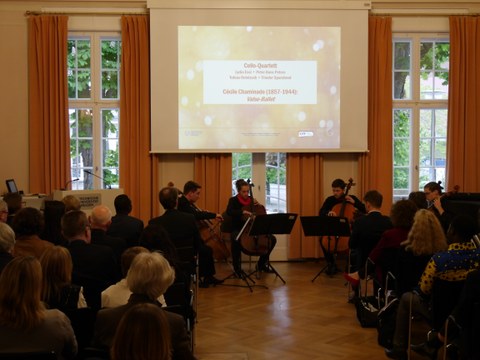 Das Foto zeigt das Celloquartett auf der Bühne des Festsaals im Rektorat der TU Dresden bei der musikalischen Umrahmung anlässlich der Feierlichen Eröffnung des Centrums Frankreich | Frankophonie an der TU Dresden am 16. Mai 2019