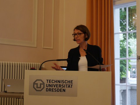 Das Foto zeigt Frau Prof. Dr. Roswitha Böhm am Rednerpult im Festsaal des Rektorats der TU Dresden anlässlich der Feierlichen Eröffnung des Centrums Frankreich | Frankophonie an der TU Dresden am 16. Mai 2019.