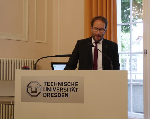 Das Foto zeigt Herrn Prof. Dr. Hans Georg Krauthäuser, Prorektor für Bildung und Internationales am Rednerpult im Festsaal des Rektorats der TU Dresden anlässlich der Feierlichen Eröffnung des Centrums Frankreich | Frankophonie am 16. Mai 2019.