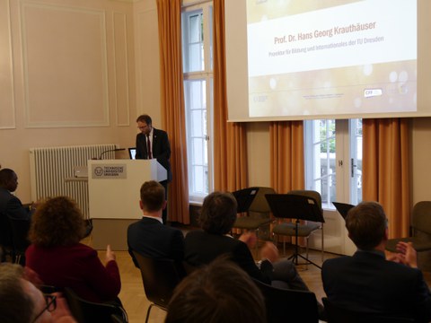 Das Foto zeigt Herrn Prof. Dr. Hans Georg Krauthäuser am Rednerpult im Festsaal des Rektorats der TU Dresden anlässlich der Feierlichen Eröffnung des Centrums Frankreich | Frankophonie an der TU Dresden am 16. Mai 2019.