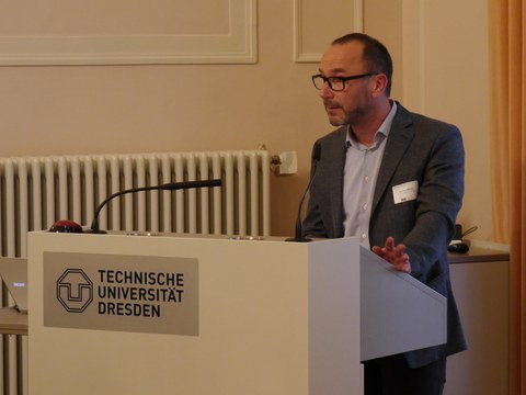 Das Foto zeigt Hern Dr. Torsten König am Rednerpult im Festsaal des Rektorats der TU Dresden anlässlich der Feierlichen Eröffnung des Centrums Frankreich | Frankophonie an der TU Dresden am 16. Mai 2019.