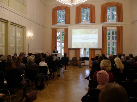 Das Foto zeigt Herrn Dr. Benedikt Miklós am Rednerpult im Festsaal des Rektorats der TU Dresden anlässlich der Feierlichen Eröffnung des Centrums Frankreich | Frankophonie an der TU Dresden am 16. Mai 2019.