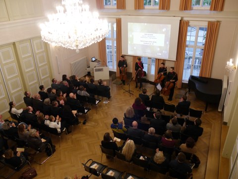 Das Foto zeigt den Blick von oben auf das Publikum und das Celloquartett im Festsaal des Rektorats der TU Dresden anlässlich der Feierlichen Eröffnung des Centrums Frankreich | Frankophonie an der TU Dresden am 16. Mai 2019.