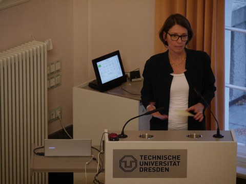 Das Foto zeigt Frau Prof. Dr. Roswitha Böhm am Rednerpult im Festsaal des Rektorats der TU Dresden anlässlich der Feierlichen Eröffnung des Centrums Frankreich | Frankophonie an der TU Dresden am 16. Mai 2019.