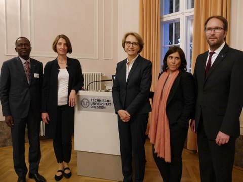 Das Foto zeigt alle Festredner auf dem Podium im Festsaal des Rektorats der TU Dresden anlässlich der Feierlichen Eröffnung des Centrums Frankreich | Frankophonie an der TU Dresden am 16. Mai 2019.