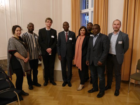 Das Foto zeigt Festredner:innen, Mitglieder und Gäste des CFFauf dem Podium im Festsaal des Rektorats der TU Dresden anlässlich der Feierlichen Eröffnung des Centrums Frankreich | Frankophonie an der TU Dresden am 16. Mai 2019.