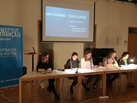 Das Foto zeigt Dresdner Schülerinnen bei ihrer Lesung auf dem Podium anlässlich des Deutsch-Französischen Tags 2020 am 21. Januar 2020 im Goethe-Institut Dresden.