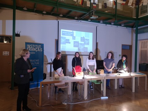 Das Foto zeigt Dresdner Schülerinnen stehend vor ihrer Lesung auf dem Podium anlässlich des Deutsch-Französischen Tags 2020 am 21. Januar 2020 im Goethe-Institut Dresden.