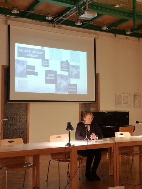 Das Foto zeigt Dr. Aurélia Kalisky auf dem Podium bei ihrem Vortrag anlässlich des Deutsch-Französischen Tags 2020 am 21. Januar 2020 im Goethe-Institut Dresden.