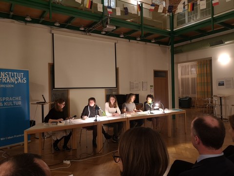 Das Foto zeigt Dresdner Schülerinnen bei ihrer Lesung auf dem Podium anlässlich des Deutsch-Französischen Tags 2020 am 21. Januar 2020 im Goethe-Institut Dresden.