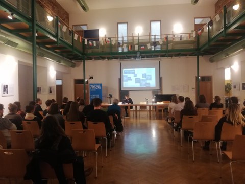 Das Foto zeigt den Blick von hinten auf das Publikum und das Podium im Saal des Goethe-Instituts Dresden anlässlich des Deutsch-Französischen Tages am 21. Januar 2020.
