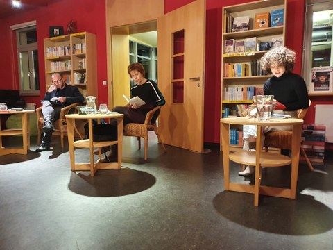 Das Foto zeigt die Autorin Julia Deck, Dr. Torsten König und Maria Flügel in der Villa Augustin in Dresden anlässlich der Lesung am 29.10.2020.