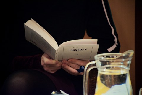 Das Foto zeigt die Hände der Autorin Julia Deck, ihr Buch haltend, bei ihrer Lesung in der Villa Augustin in Dresden am 29.10.2020.