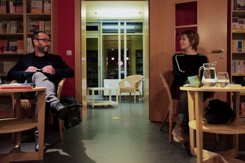 Das Foto zeigt die Autorin Julia Deck im Gespräch mit Dr. Torsten König in der Villa Augustin in Dresden anlässlich der Lesung am 29.10.2020.