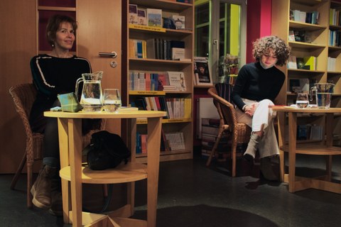 Das Foto zeigt die Autorin Julia Deck und Maria Flügel in der Villa Augustin in Dresden anlässlich der Lesung am 29.10.2020.